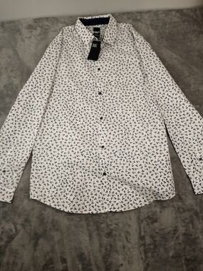 H&M Men's White Shirt with Navy Floral and Red Accent Print Size Large NWT